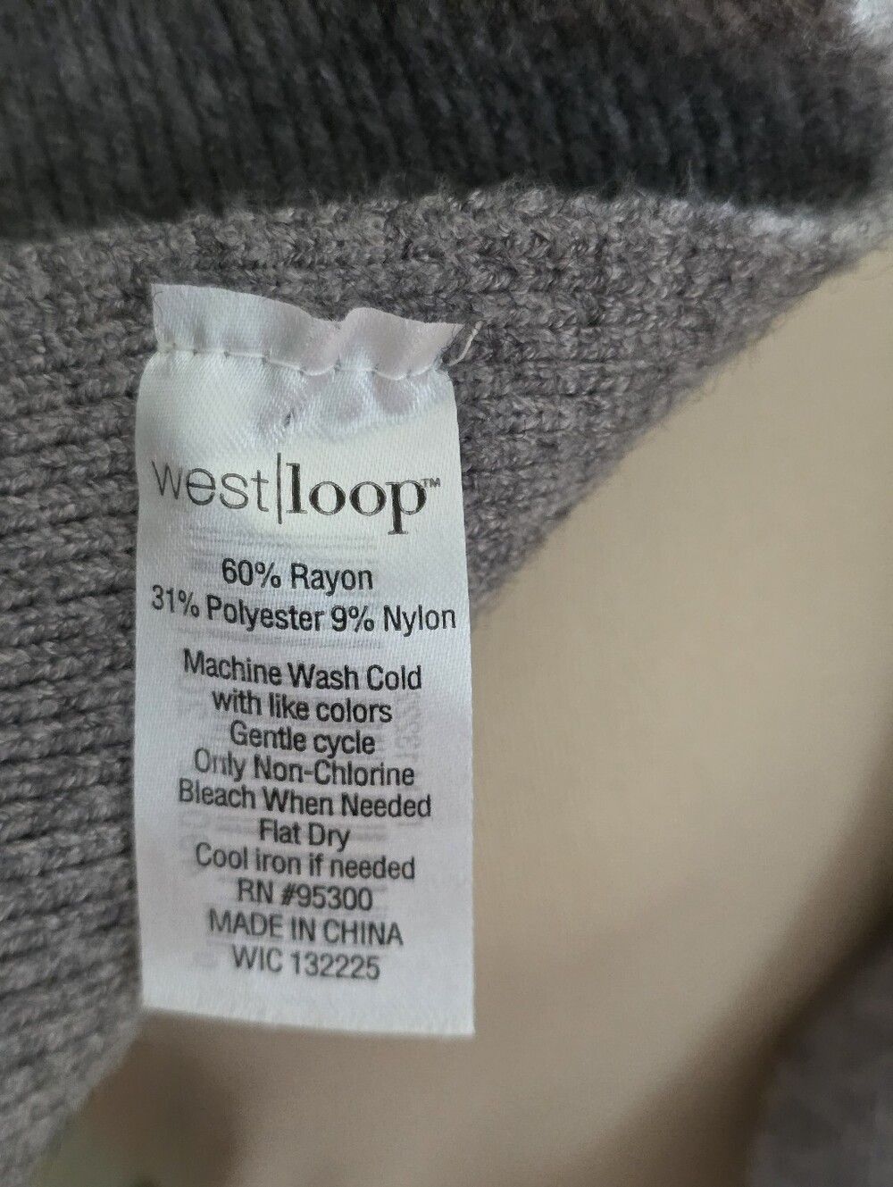 Westloop Gray Scarf - Picture 3 of 7